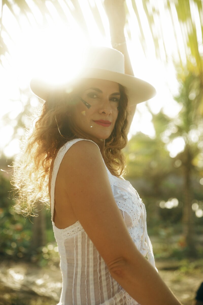Naty Botero lanza 'Familia', una canción que celebra el amor y las raíces Naty Botero, reconocida cantautora colombiana, presenta su nueva canción 'Familia', un homenaje profundo y sincero al amor y al legado que su familia le ha dejado.