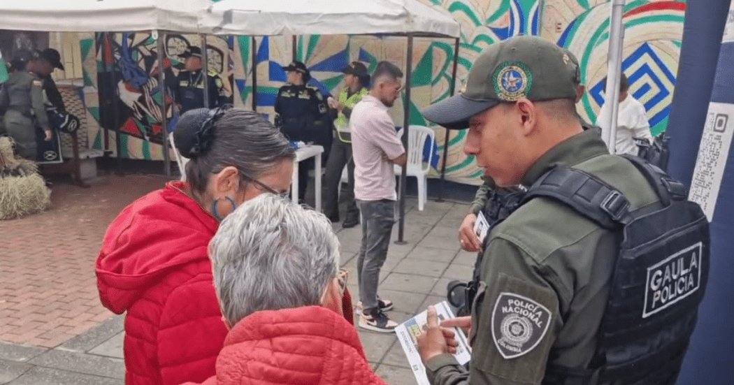 Con esta campaña, la Policía busca combatir la extorsión en Bogotá 1 Con esta campaña, la Policía busca combatir la extorsión en Bogotá La Policía visitó a la comunidad para prevenir los delitos de secuestro y extorsión.