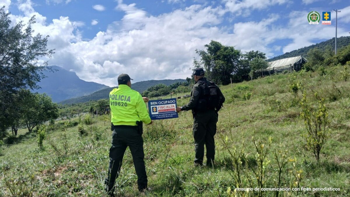 Extinción de dominio a bienes pertenecientes a red de narcotráfico en Bogotá 1 Extinción de dominio a bienes pertenecientes a red de narcotráfico en Bogotá Extinción de dominio a 9 propiedades de la red de alias 'Megateo', cabecilla de la organización criminal ‘Los Pelusos’, involucrada en el tráfico de cocaína a nivel internacional.