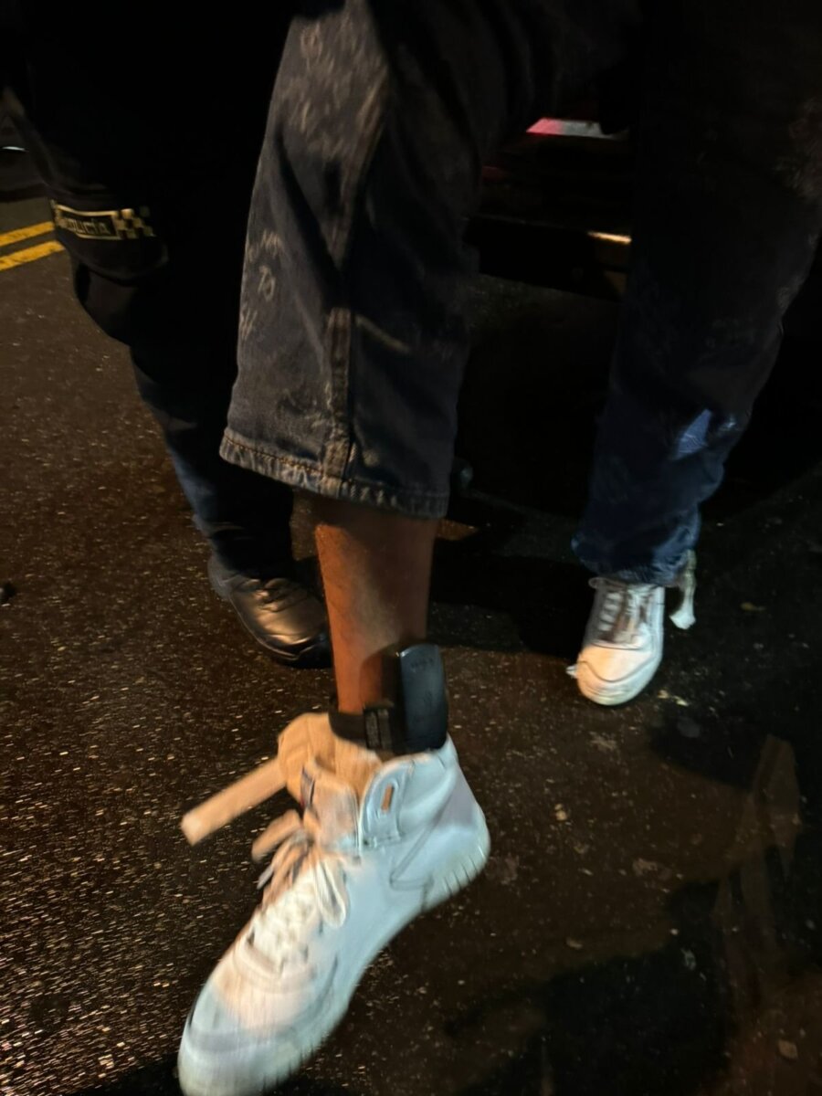 Recuperan camioneta robada en Engativá; uno de los ladrones portaba un brazalete del Inpec Tres hombres fueron capturados y el vehículo fue recuperado.