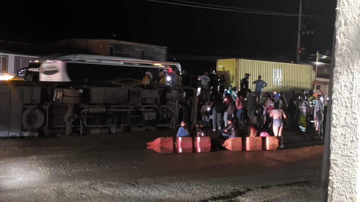 Bus se volcó en la vía Girardot- Bogotá: hay 15 heridos En el bus intermunicipal viajaban 35 personas, de las cuales 15 fueron trasladadas a centros asistenciales.