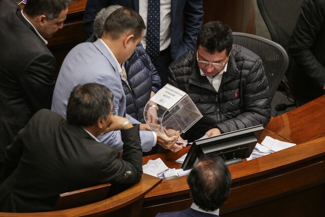 Escándalo en elección del nuevo magistrado de la Corte Constitucional 1 Escándalo en elección del nuevo magistrado de la Corte Constitucional En un verdadero escándalo terminó la elección este lunes en la plenaria del Senado en la cual se iba a escoger al reemplazo del magistrado de la Corte Constitucional, Antonio José Lizarazo, debido a que apareció un voto de más de la totalidad de los senadores participaron en ese proceso.