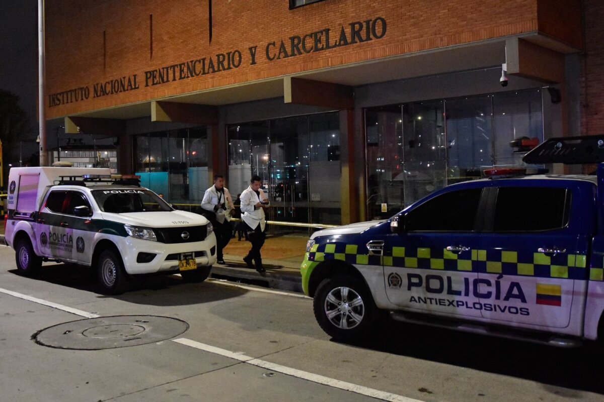 Video del momento en el que hombre habría puesto explosivo cerca a instalaciones del Inpec 2 Video del momento en el que hombre habría puesto explosivo cerca a instalaciones del Inpec La detonación del explosivo no dejó heridos ni víctimas fatales.