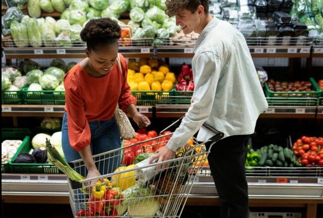 ¿Cómo evitar intoxicaciones alimentarias en Navidad? 1 ¿Cómo evitar intoxicaciones alimentarias en Navidad? Recomendaciones para prevenir intoxicaciones alimentarias y garantizar la seguridad al comprar, almacenar y consumir alimentos.
