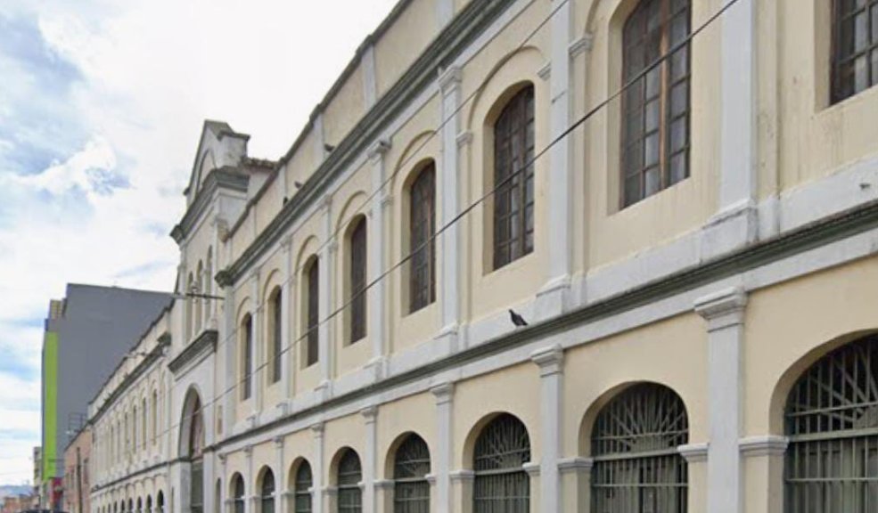 Colapso de muro en colegio La Salle deja tres heridos Tres personas resultaron heridas tras el colapso de un muro del colegio La Salle, una edificación patrimonial de más de 120 años que está en proceso de restauración. La comunidad denuncia falta de medidas de seguridad.