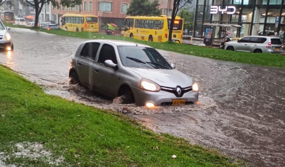EN VIDEO: Movilidad en la Carrera 7 afectada por fuertes lluvias 6 EN VIDEO: Movilidad en la Carrera 7 afectada por fuertes lluvias Fuertes lluvias afectan la movilidad en Bogotá. La carrera 7, uno de los principales corredores viales del norte de la ciudad, se encuentra seriamente impactada por las inundaciones. Las autoridades sugieren tomar rutas alternas.