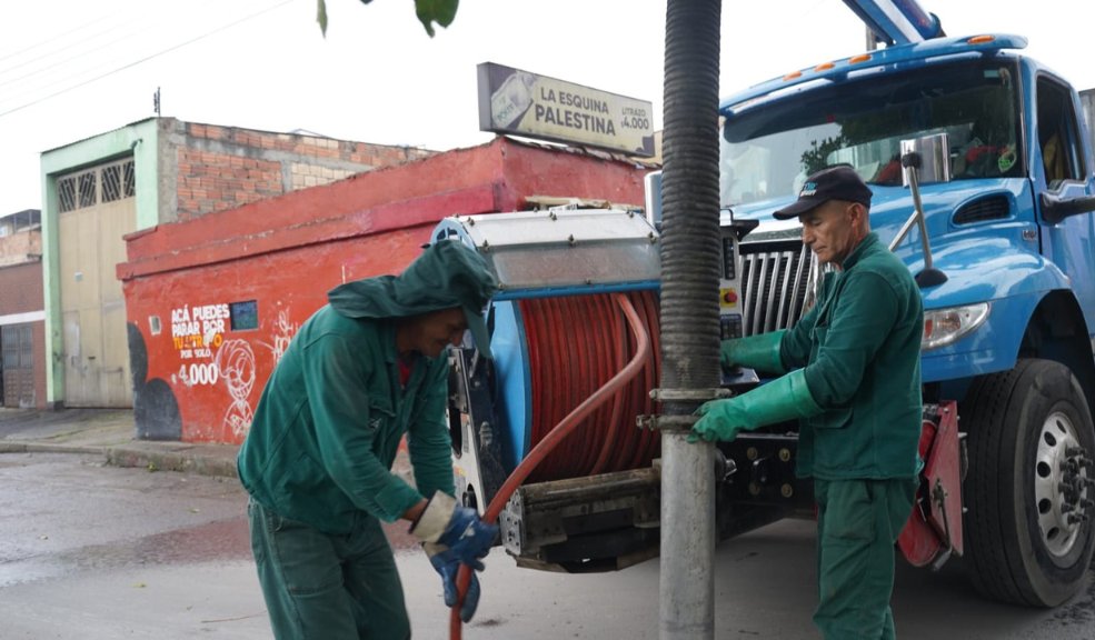 Para evitar riesgos por lluvias, autoridades limpian canales La Secretaría de Ambiente de Bogotá fortalece las medidas de limpieza en la capital por la temporada de lluvias. El plan incluye limpieza de canales, monitoreo de quebradas y evaluación de árboles en riesgo.