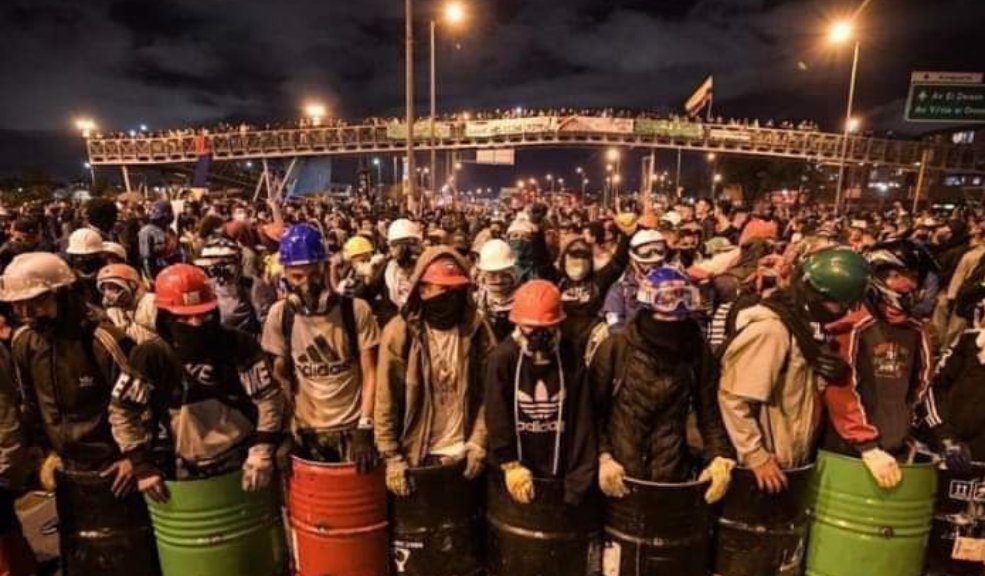 Dos jóvenes de 'La Primera Línea' fueron condenados por ataque a un CAI 4 Dos jóvenes de 'La Primera Línea' fueron condenados por ataque a un CAI Por el ataque al CAI La Aurora durante el estallido social de 2021, dos jóvenes fueron condenados a prisión por un juez de Bogotá en una decisión emitida el día de hoy.
