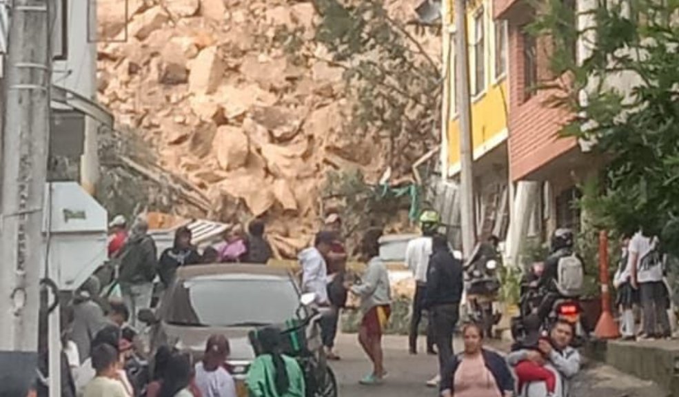 "Pensé que era un temblor": mujer contó cómo fue el derrumbe en Usaquén 1 "Pensé que era un temblor": mujer contó cómo fue el derrumbe en Usaquén Un alud de tierra y rocas sepultó dos viviendas y varios vehículos en el barrio 'Las Delicias', localidad de Usaquén, en la mañana de este miércoles 13 de noviembre. Una de las residentes de las casas afectadas relató los momentos de pánico que vivió durante el deslizamiento.