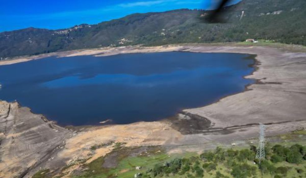 En Bogotá aún es una amenaza el 'día cero' según informó el Acueducto 8 En Bogotá aún es una amenaza el 'día cero' según informó el Acueducto Aunque las lluvias han mejorado los niveles de los embalses, el Acueducto de Bogotá mantiene la alerta y las medidas de ahorro ante el riesgo de una crisis hídrica.