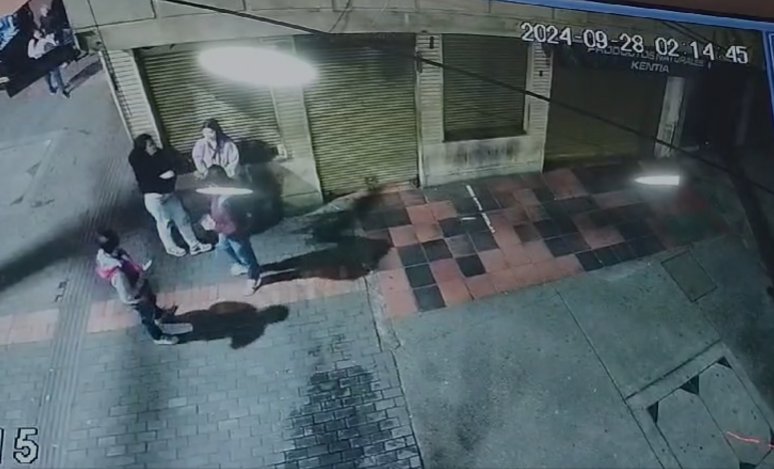 Salvaje agresión dejó ciego a un hombre en Puente Aranda 1 Salvaje agresión dejó ciego a un hombre en Puente Aranda A Orlando Irreño Pinilla (51 años) la vida le cambió en un abrir y cerrar de ojos el pasado 28 de septiembre, cuando un sujeto, en un acto salvaje, terminó dejándolo ciego tras agredirlo con el pico de una botella.