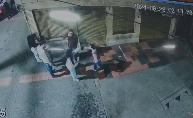 Salvaje agresión dejó ciego a un hombre en Puente Aranda 3 Salvaje agresión dejó ciego a un hombre en Puente Aranda A Orlando Irreño Pinilla (51 años) la vida le cambió en un abrir y cerrar de ojos el pasado 28 de septiembre, cuando un sujeto, en un acto salvaje, terminó dejándolo ciego tras agredirlo con el pico de una botella.