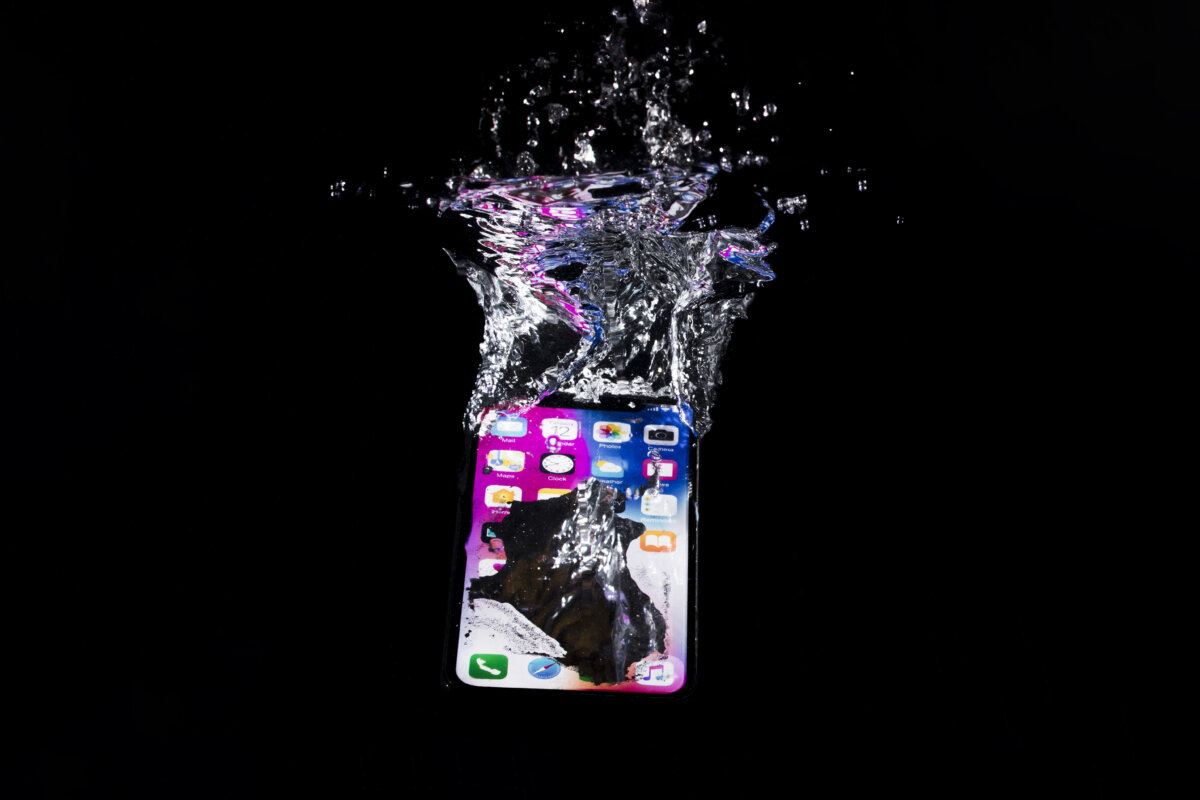 ¿Qué es la certificación IP y por qué es clave al elegir un smartphone? 1 ¿Qué es la certificación IP y por qué es clave al elegir un smartphone? Cada día los smartphones se equiparan en prestaciones. La gama alta sigue siéndolo, pero no por eso los teléfonos de entrada o de gamas medias, que están más al alcance de todos, dejan de sorprendernos. Entonces, más allá de lo que nos brindan, también es interesante saber qué tanto nos van a durar nuestros ‘jugueticos’ y sobre todo, qué tanto aguante tienen, más que nada al agua y al polvo.