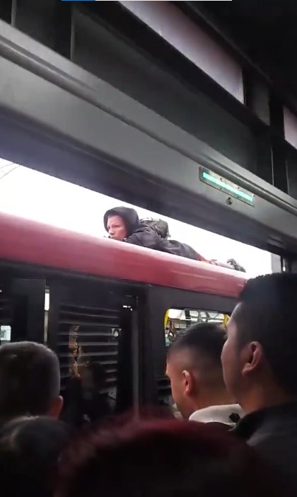 ¿Spider-Man en TransMilenio? Joven se subió al techo de un bus porque este estaba lleno 1 ¿Spider-Man en TransMilenio? Joven se subió al techo de un bus porque este estaba lleno Un joven se subió al techo de un bus de TransMilenio porque estaba lleno. Los internautas abrieron un debate en redes sociales.