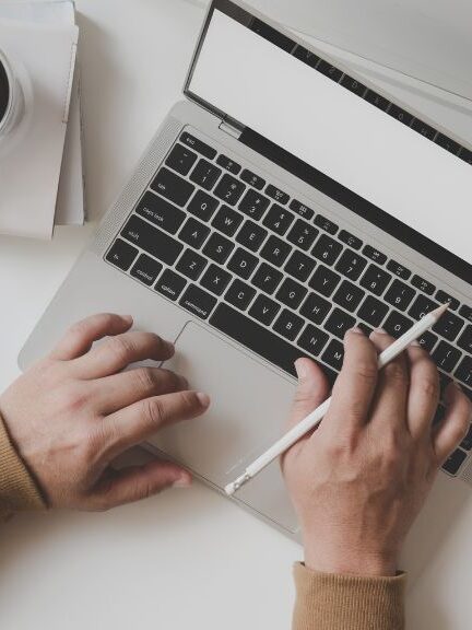 ¿Su trabajo se verá amenazado por la IA? Conozca las oportunidades y desafíos que trae la inteligencia artificial 1 ¿Su trabajo se verá amenazado por la IA? Conozca las oportunidades y desafíos que trae la inteligencia artificial Si bien algunas profesiones podrían verse amenazadas por la automatización, muchas otras se verán transformadas o creadas a raíz de esta tecnología.