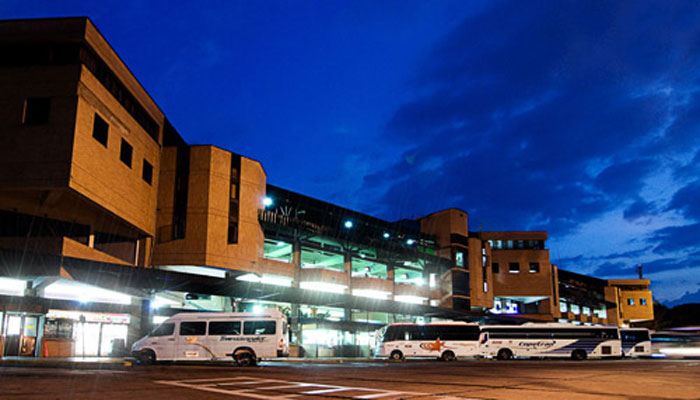 Adulta mayor que viajó de Bogotá a Bucaramanga murió tras bajarse del bus, ¿qué pasó? 1 Adulta mayor que viajó de Bogotá a Bucaramanga murió tras bajarse del bus, ¿qué pasó? Una mujer de 71 años perdió la vida al llegar al terminal de Bucaramanga luego de un viaje de 9 horas desde Bogotá. Esto se sabe.