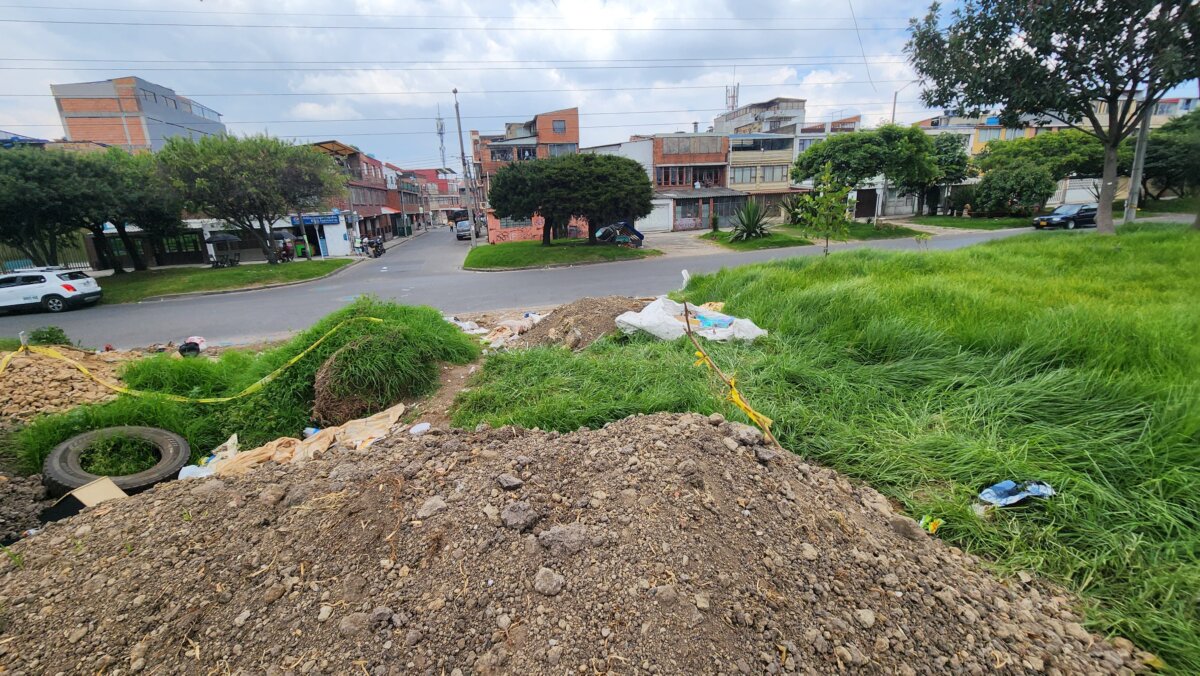 Así fue como hallaron el cuerpo sin vida de una mujer en Puente Aranda 1 Así fue como hallaron el cuerpo sin vida de una mujer en Puente Aranda El hallazgo se dio en la transversal 42 con calle 4. El cuerpo de la mujer, al parecer, tenía signos de violencia.