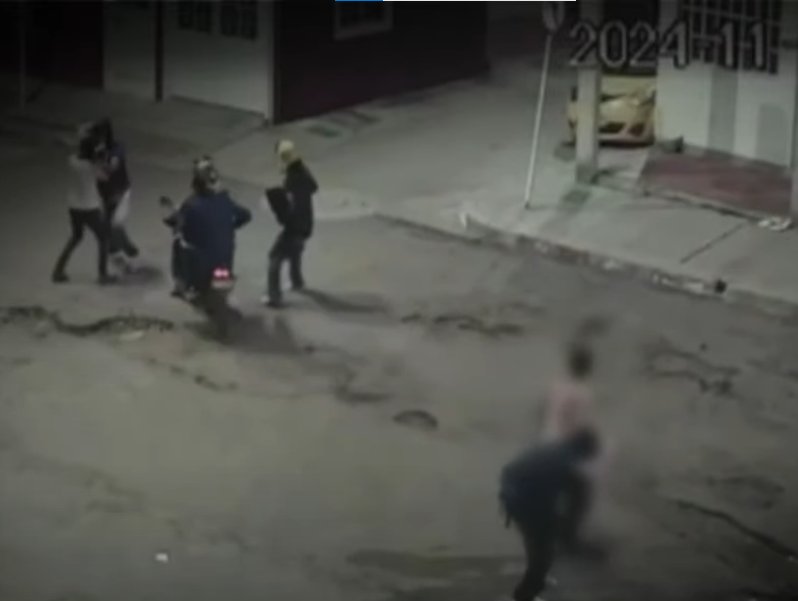Así fue como una banda de atracadores robó a un hombre y su hijo de 11 años en Bosa Los atracadores le quitaron la ropa al menor de edad y golpearon al padre. Los hechos ocurrieron en la localidad de Bosa.