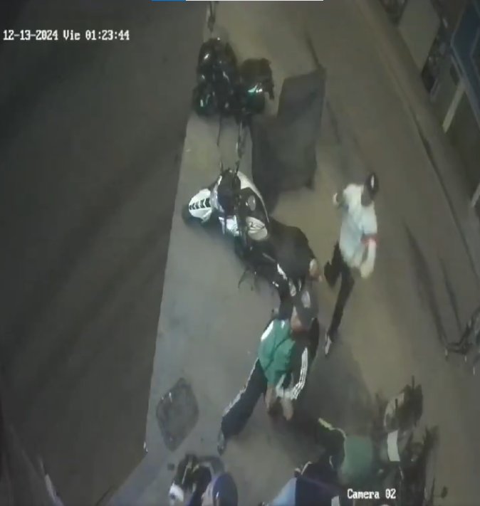 Así fue el violento ataque de presuntos hinchas de Nacional a un joven que usaba camisa azul en Bogotá 1 Así fue el violento ataque de presuntos hinchas de Nacional a un joven que usaba camisa azul en Bogotá Un joven que usaba camisa azul fue agredido por varios sujetos que portaban armas blancas. El hecho quedó registrado en video.