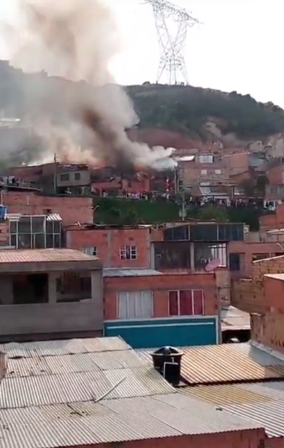 Atención: Se registra grave incendio en Ciudad Bolívar En este momento el Cuerpo de Bomberos de Bogotá trabaja para apagar un incendio que se generó en varias casas de Ciudad Bolívar.