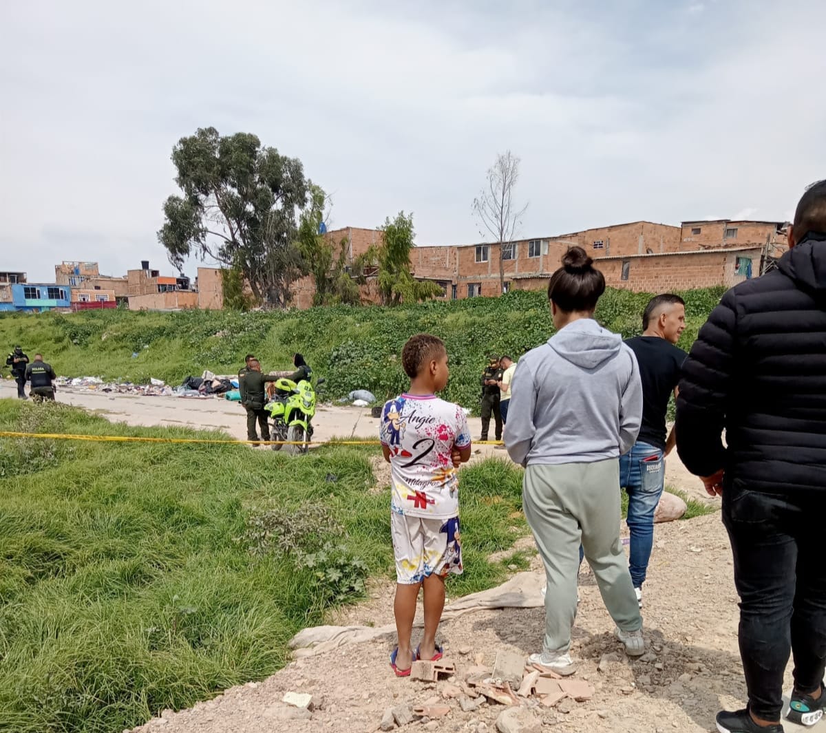 Aterrador hallazgo en Soacha: encuentran a un hombre sin vida y con signos de tortura Un vecino del sector conocido como La Despensa descubrió la presencia de un cuerpo sin vida en una lona verde.