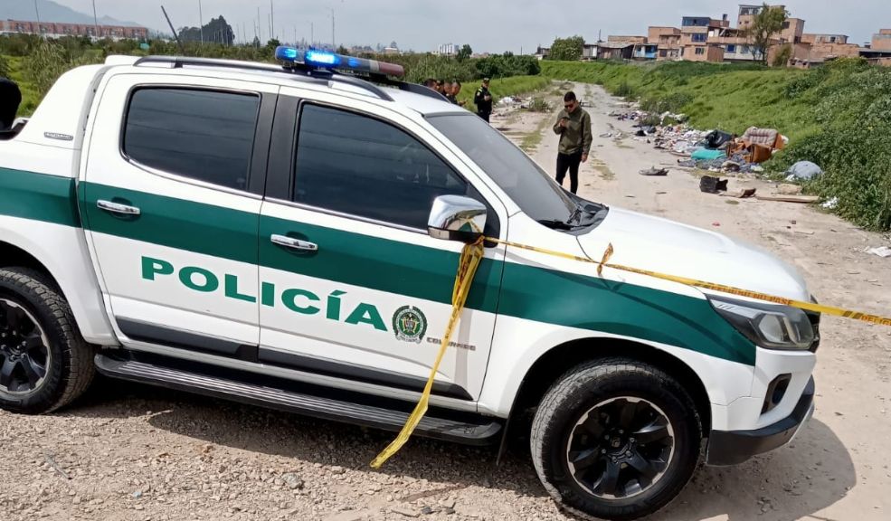 Aterrador hallazgo en Soacha: encuentran a un hombre sin vida y con signos de tortura Un vecino del sector conocido como La Despensa descubrió la presencia de un cuerpo sin vida en una lona verde.