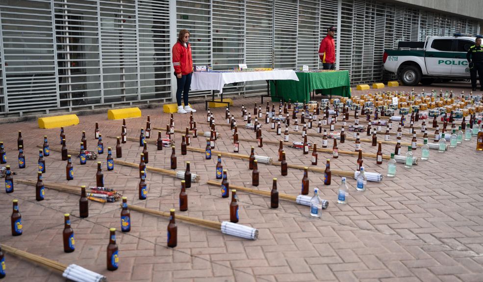Autoridades refuerzan seguridad en Ciudad Bolívar para Navidad: incautan licor adulterado y pólvora 3 Autoridades refuerzan seguridad en Ciudad Bolívar para Navidad: incautan licor adulterado y pólvora Autoridades incautaron 8.000 unidades de licor adulterado y 4.000 de pólvora en la localidad de Ciudad Bolívar.