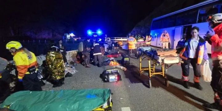 Bus que transportaba colombianos se accidentó en Francia: hay 2 muertos y más de 30 heridos 1 Bus que transportaba colombianos se accidentó en Francia: hay 2 muertos y más de 30 heridos En la tarde de este domingo se registró un grave accidente en límites entre Francia y España, el cual dejó 2 colombianos muertos y más de 30 heridos