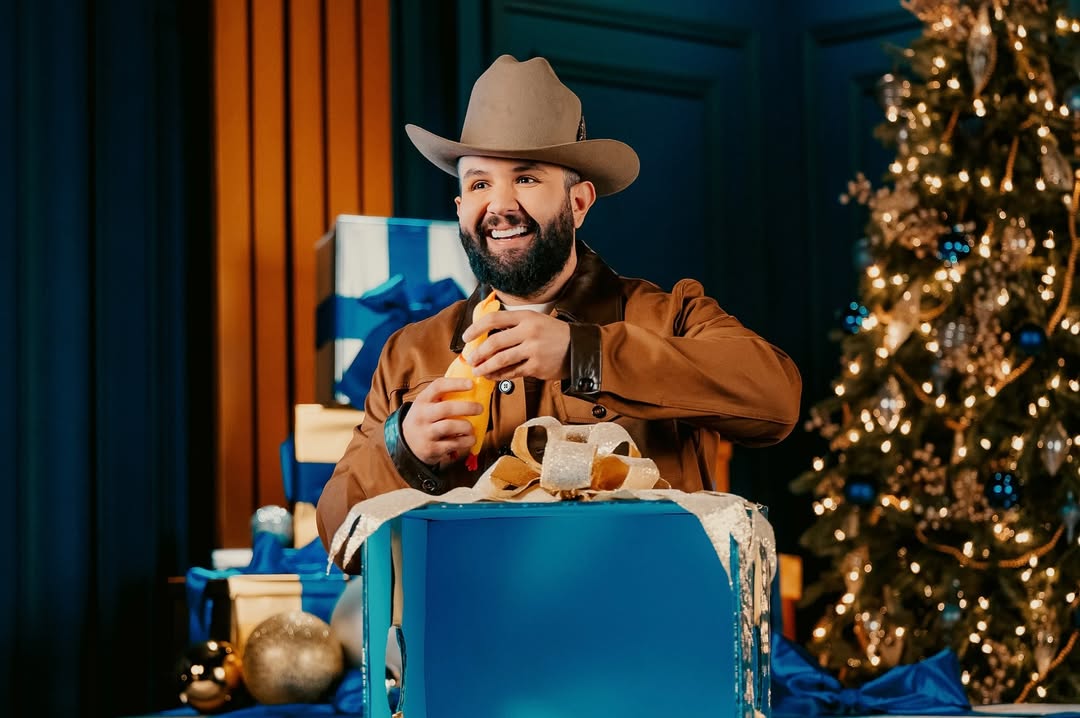 Carín León cierra el 2024 lanzando su nuevo álbum 'Palabra de To’s' Carín Laón lanzó su nuevo álbum 'Palabra de To’s', grabado en su Hermosillo natal, junto a 28 compositores mexicanos y bajo la curaduría del talentoso Edgar Barrera.