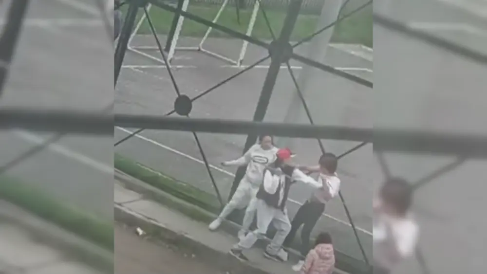 Caso Juan Felipe Rincón: otro hombre armado estaría involucrado en el crimen 1 Caso Juan Felipe Rincón: otro hombre armado estaría involucrado en el crimen Nuevos videos evidencian la posible participación de otro sujeto, quien, al parecer, portaba un arma de fuego adicional. Esto afirma el abogado del inspector de la Policía.