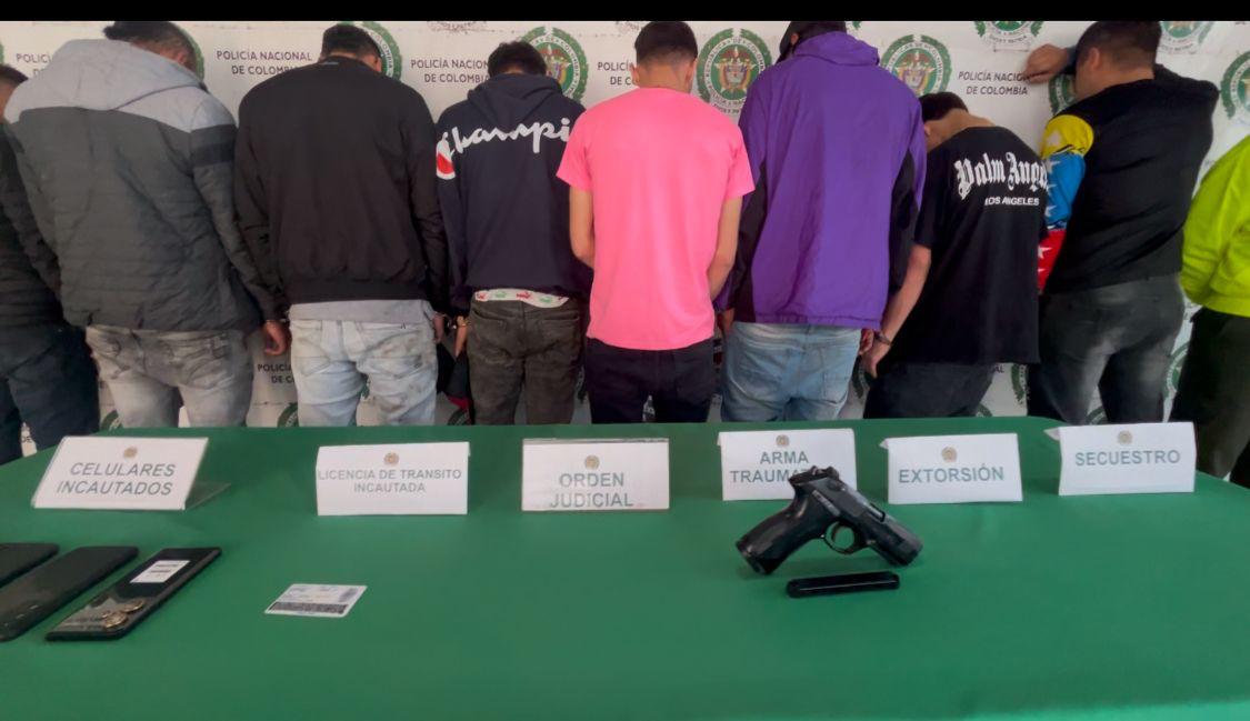Cayeron 'Los Residenciales', dedicados al robo de motocicletas en Soacha 1 Cayeron 'Los Residenciales', dedicados al robo de motocicletas en Soacha Ocho personas que formaban parte de la organización delincuencial fueron capturadas y enviadas a prisión por un juez de control de garantías.