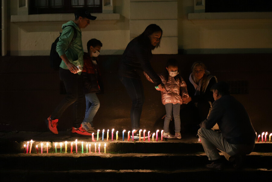 Celebra la noche de velitas en el Jardín Botánico: Alumbrados, actividades y feria de emprendimientos y comida Este 7 de diciembre, el Jardín Botánico de Bogotá se convertirá en el epicentro de la celebración de la tradicional Noche de Velitas, marcando el inicio oficial de la temporada navideña en la ciudad.