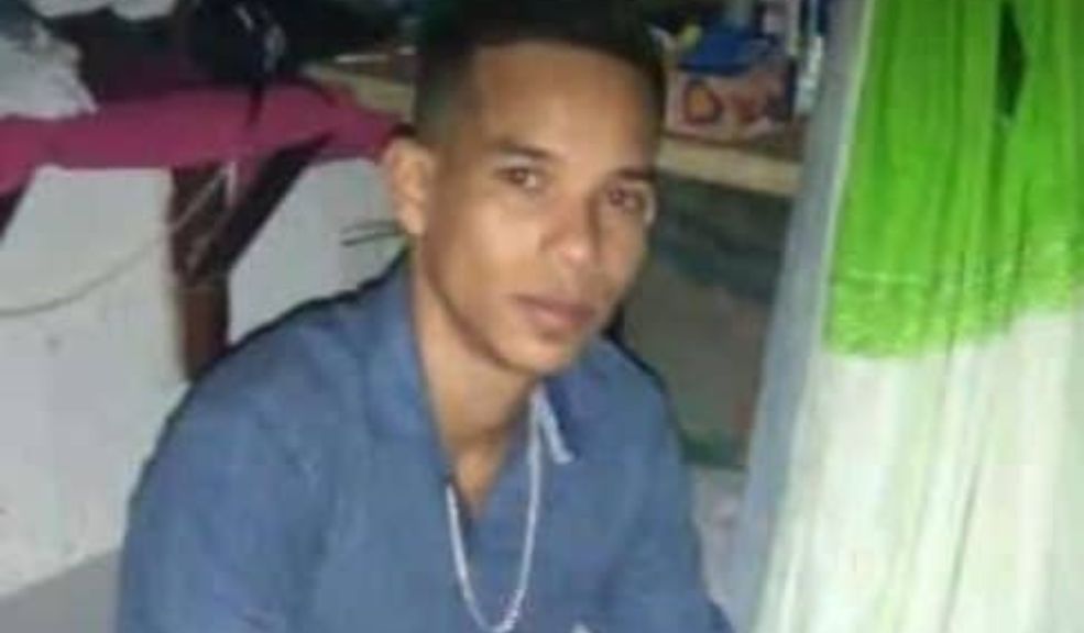 Claman respuestas por muerte de Mauro en Bogotá: habría fallecido tras ser detenido 1 Claman respuestas por muerte de Mauro en Bogotá: habría fallecido tras ser detenido La familia de Mauro Falcón pide explicaciones sobre su extraña muerte, pues alegan que el hombre falleció tras ser detenido.