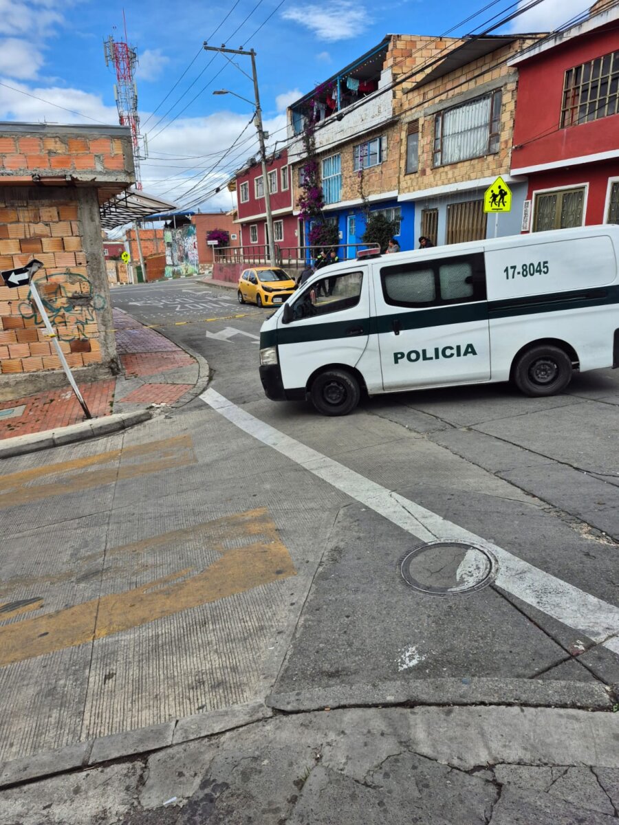 Comerciante agredido con arma de fuego en Usme tiene antecedentes judiciales El hombre agredido en Usme, conocido por los residentes como 'Cachetes', se encuentra en un centro asistencial, debatiéndose entre la vida y la muerte.