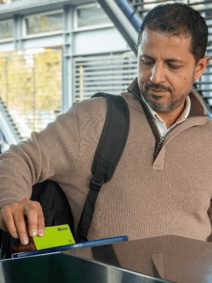 Conozca TransMiPass: La nueva tarjeta mensual de TransMilenio A partir de marzo de 2025, Bogotá lanzará la tarjeta TransMiPass, que ofrecerá 65 ingresos mensuales al sistema de transporte público a un costo mensual de $160.000.