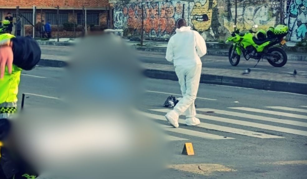 Fatal accidente entre motociclista y peatón en Usaquén Hace pocos minutos finalizaron las labores de criminalistica y se habilitó la vía.