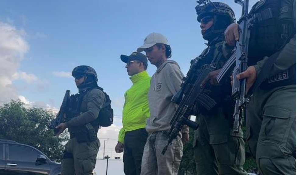 Capturan a alias 'Veneco' explosivista del ELN Alias 'Veneco', explosivista del ELN, fue capturado en una operación conjunta y es señalado de varios atentados contra la Fuerza Pública, en los que lamentablemente fallecieron uniformados.