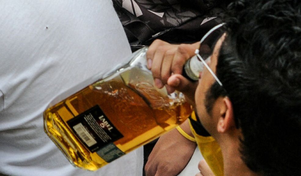 ¿Puede perder el pelo por el consumo de alcohol? Investigadores de la Universidad Nacional de Pusan (Corea del Sur) estudian el impacto del consumo de alcohol en la salud capilar y la posible asociación entre la alopecia androgenética y el consumo de bebidas alcohólicas.