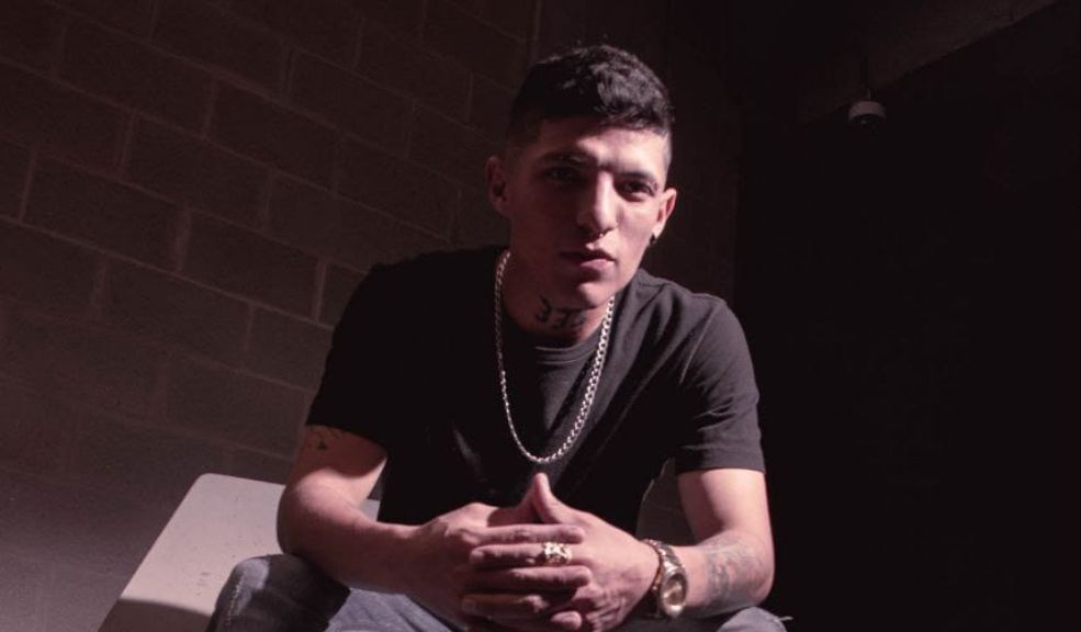 Joven fue apuñalado en medio de violento hurto en Soacha Andrés Felipe Vega (23 años), un artista urbano, fue víctima de los delincuentes el pasado 25 de diciembre en el municipio de Soacha. El joven fue vilmente apuñalado luego de haber salido de un evento social en el que le estaban entregando regalos a niños de familias vulnerables.