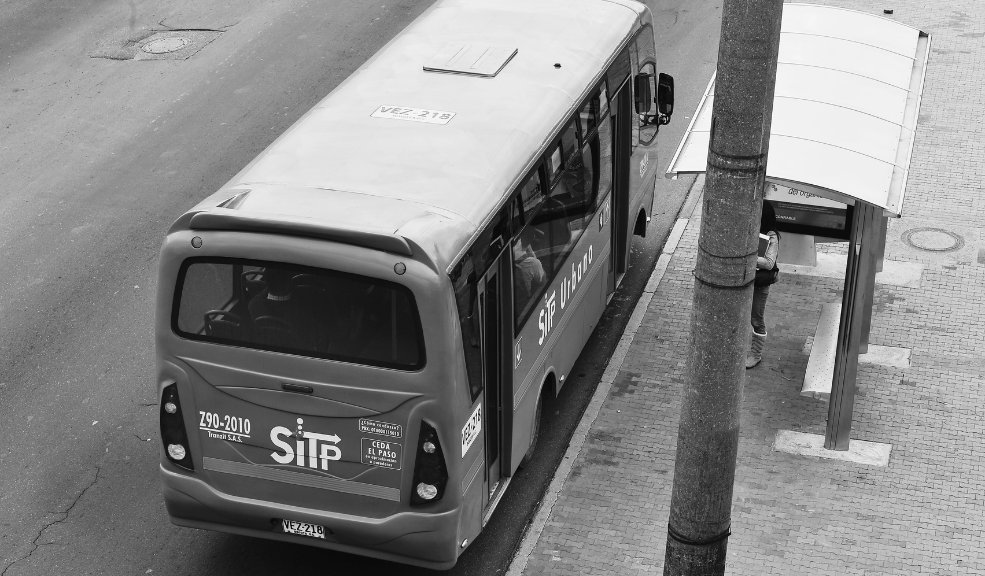 Anoche cuatro sujetos robaron un bus del SITP en la Caracas 1 Anoche cuatro sujetos robaron un bus del SITP en la Caracas Cuatro delincuentes, dos de ellos menores de edad, fueron capturados tras un violento atraco en un bus del SITP donde una joven resultó herida con arma blanca.