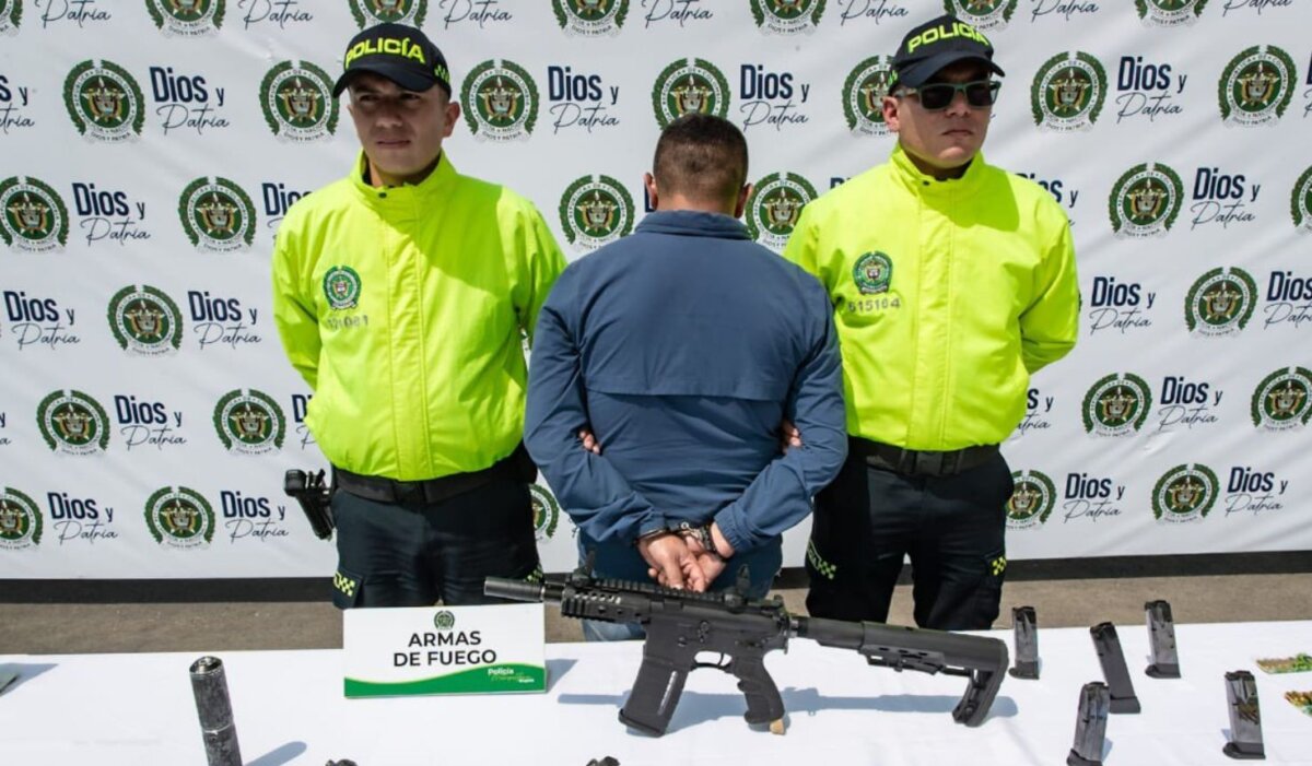 Capturan a 'El Sin': lideraba banda que suplantaba a policías para cometer atracos En el operativo se incautaron armas, vehículos y prendas de la Fuerza Pública.