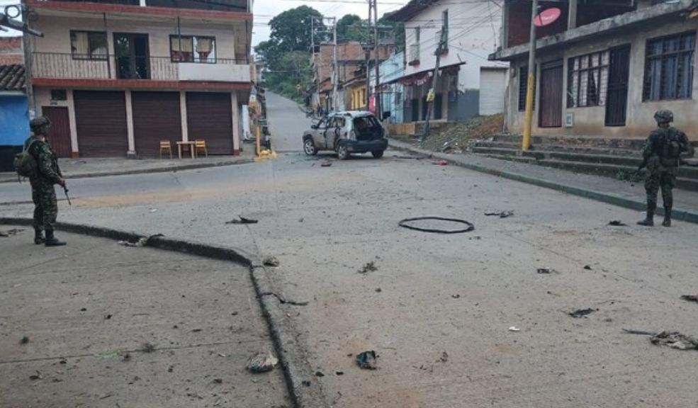 Explosión de motobomba deja 1 muerto y 7 heridos Escenas de pánico y confusión se vivieron en Jamundí, Valle del Cauca, tras la explosión de una moto bomba que dejó como saldo un presunto disidente muerto y siete personas heridas, entre ellas seis policías y un civil.