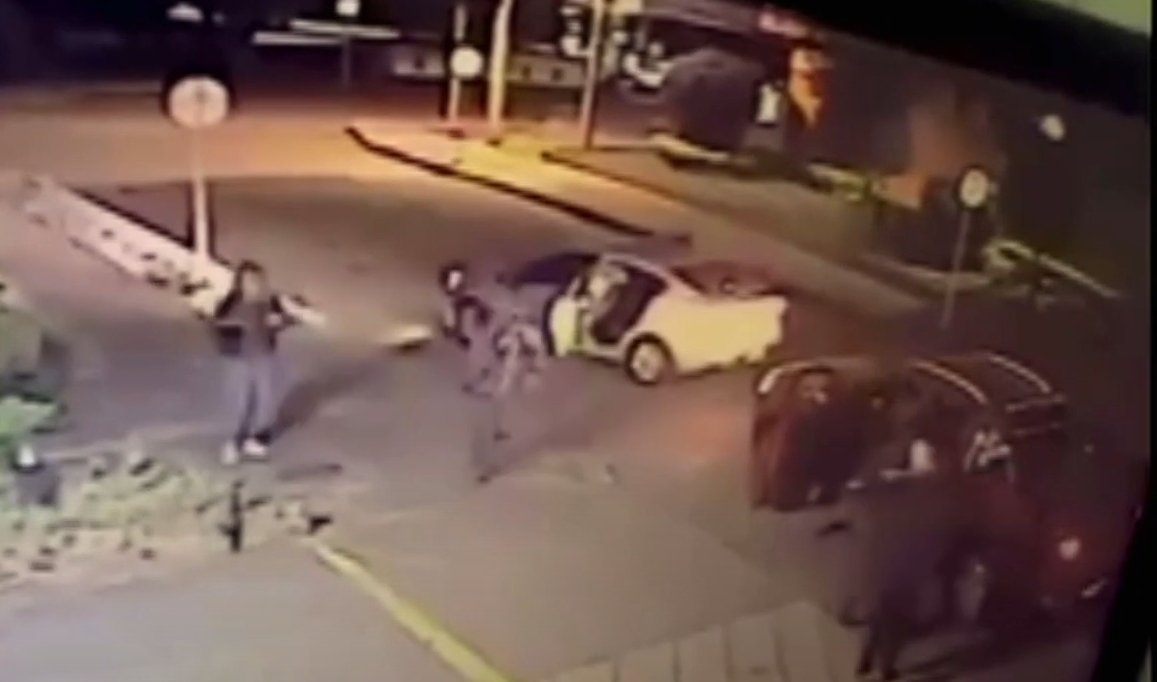 Delincuentes armados robaron el carro de una pareja en Suba Así fue como varios sujetos robaron el carro de una pareja cuando llegaba a sus vivienda en la localidad de Suba. Le contamos.