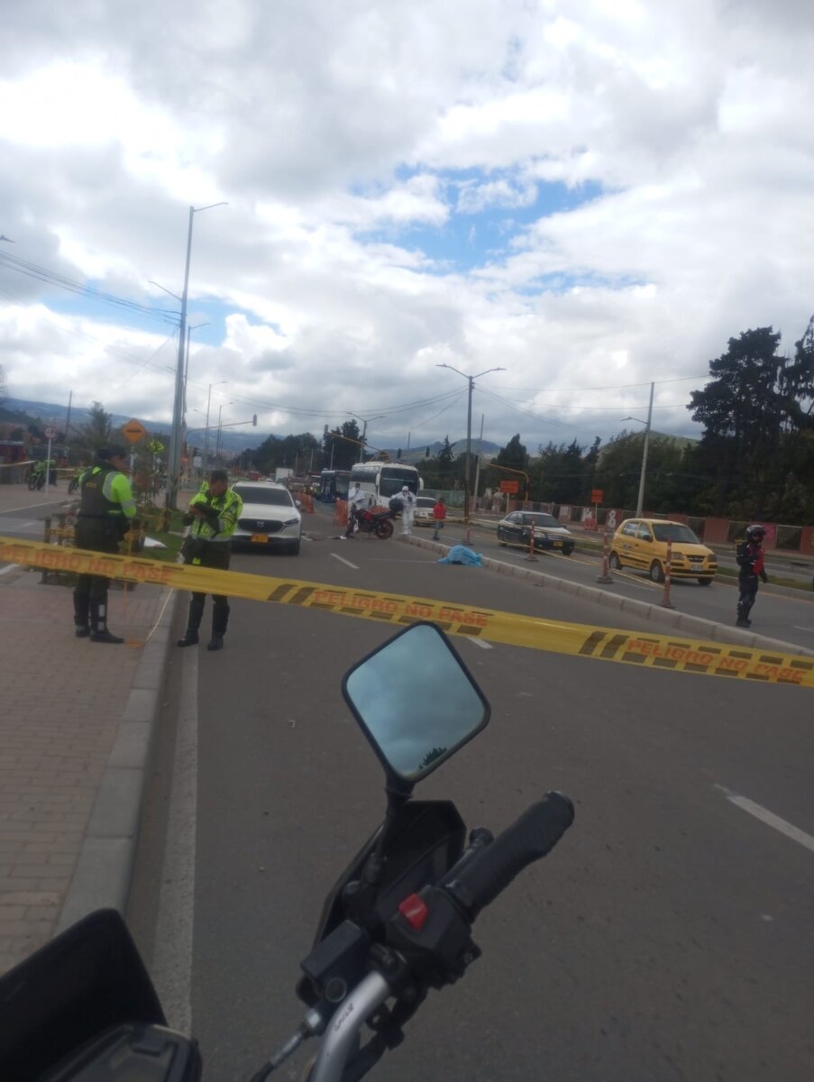 Dos motociclistas murieron en distintos accidentes de tránsito en Bogotá 1 Dos motociclistas murieron en distintos accidentes de tránsito en Bogotá Así fueron los dos accidentes de tránsito que cobraron la vida de dos motociclistas en diferentes puntos de la ciudad de Bogotá.