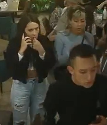 EN VIDEO: Así fue como ladrones se robaron un bolso en una cafetería; lo jalaron con el pie 1 EN VIDEO: Así fue como ladrones se robaron un bolso en una cafetería; lo jalaron con el pie Los delincuentes lograron salir como si nada del establecimiento.