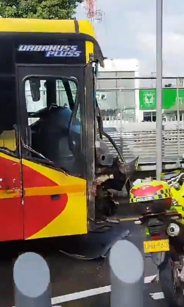 EN VIDEO: Así fue el choque entre dos buses de TransMilenio que dejó varios heridos en la calle 80 1 EN VIDEO: Así fue el choque entre dos buses de TransMilenio que dejó varios heridos en la calle 80 Un choque entre dos buses de TransMilenios dejó, al menos 7 heridos. Uno de los viajeros era una mujer en embarazo.