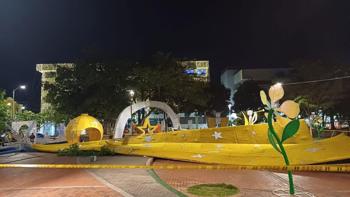 EN VIDEO: Auxiliar de Policía murió luego de que un árbol de Navidad le cayera encima 1 EN VIDEO: Auxiliar de Policía murió luego de que un árbol de Navidad le cayera encima Un auxiliar de Policía, de tan solo 19 años, perdió la vida al quedar bajo un árbol de Navidad que se desplomó en el municipio de Girardot.