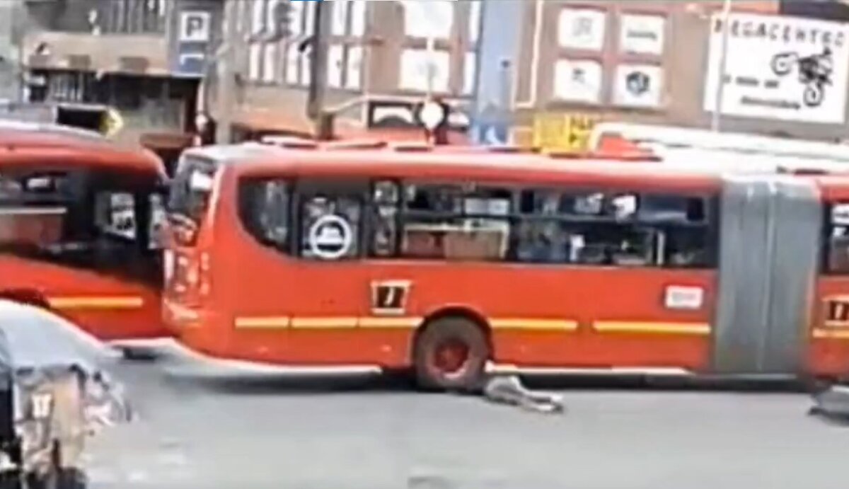 EN VIDEO: Hombre se salvó de ser arrollado por un bus de TransMilenio luego de caer de su moto 1 EN VIDEO: Hombre se salvó de ser arrollado por un bus de TransMilenio luego de caer de su moto Un hombre por poco es arrollado por un articulado de TransMilenio tras perder el control de su motocicleta. El hecho quedó registrado en video.