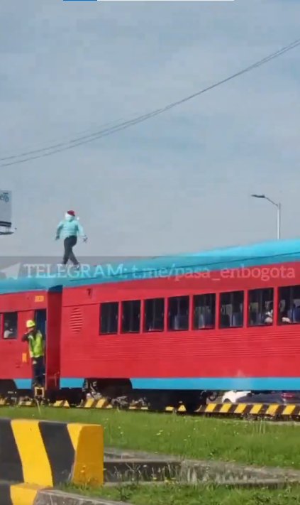 EN VIDEO: Jóvenes son captados saltando sobre el Tren de la Sabana en movimiento 1 EN VIDEO: Jóvenes son captados saltando sobre el Tren de la Sabana en movimiento En plena avenida NQS, dos jóvenes fueron captados saltando sobre los vagones del Tren de la Sabana, como si se tratara de un juego.