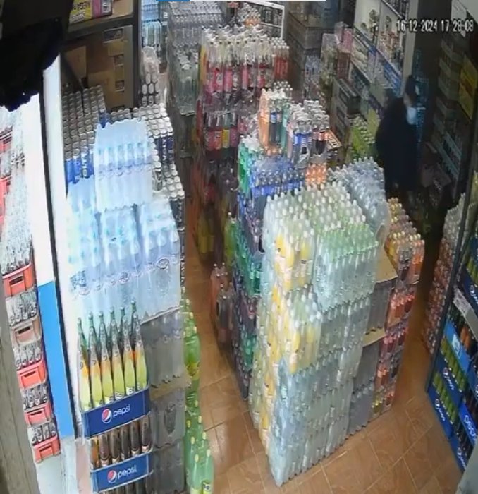 EN VIDEO: Ladrón se disparó por error en una pierna cuando huía de un supermercado 1 EN VIDEO: Ladrón se disparó por error en una pierna cuando huía de un supermercado El pasado 16 de diciembre un ladrón se disparó accidentalmente en la pierna mientras intentaba ocultar el arma con la que había cometido un robo en un supermercado.